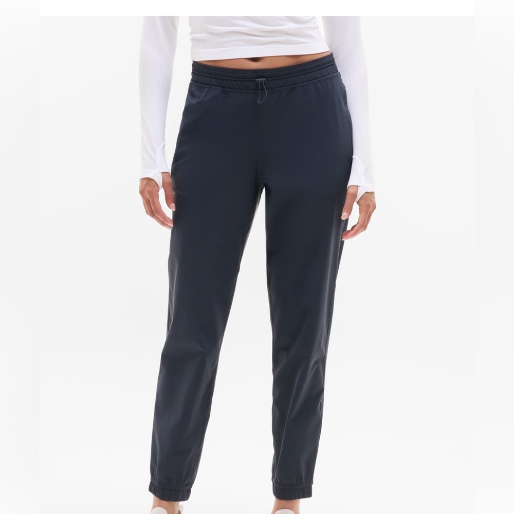 Athleta Pantalon Crosstrain Jogger in size M in Navy or Eclipse